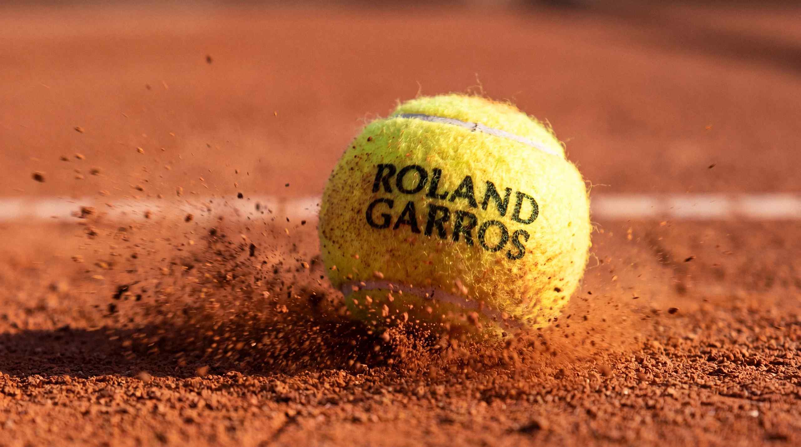 Roland-Garros tennis ball hitting the ground